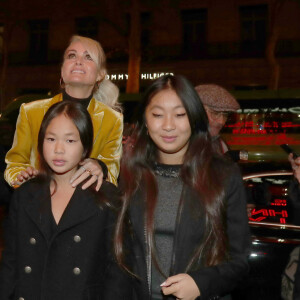 Laeticia Hallyday et ses filles Jade et Joy arrivent à la soirée "Johnny Hallyday, Un soir à l'Olympia" à Paris le 1er décembre 2019.