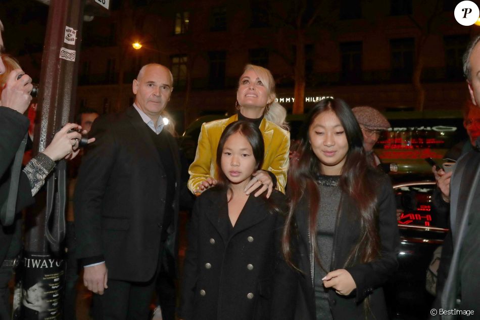 Laeticia Hallyday et ses filles Jade et Joy arrivent à la soirée "Johnny Hallyday, Un soir à l'Olympia" à Paris le 1er décembre 2019.