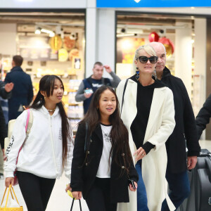 Françoise Thibault, la mère de Laeticia Hallyday, Jade, Jimmy Refas, Joy, Laeticia Hallyday - Laeticia Hallyday arrive en famille avec ses filles et sa mère à l'aéroport Roissy CDG le 19 novembre 2019.