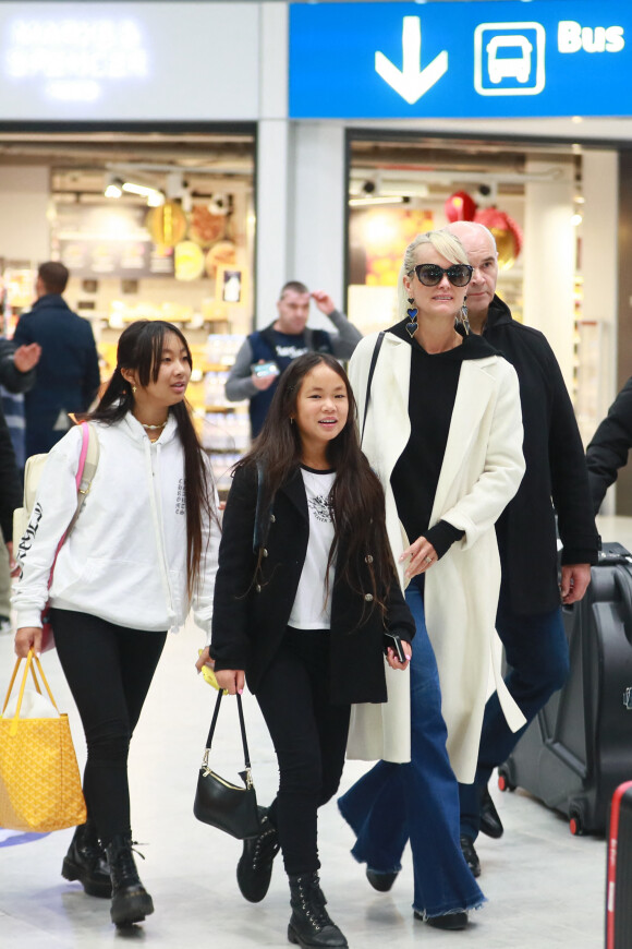 Françoise Thibault, la mère de Laeticia Hallyday, Jade, Jimmy Refas, Joy, Laeticia Hallyday - Laeticia Hallyday arrive en famille avec ses filles et sa mère à l'aéroport Roissy CDG le 19 novembre 2019.