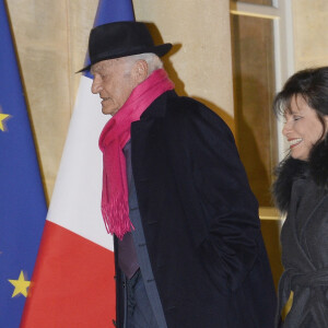 Pierre Nora et Anne Sinclair arrivent au Palais de l'Elysee a Paris le 9 decembre 2013. L'historien Pierre Nora a ete decore Grand officier de la Legion d'honneur par le president Francois Hollande.