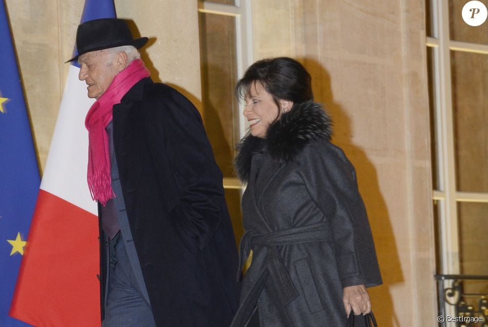 Pierre Nora et Anne Sinclair arrivent au Palais de l'Elysee a Paris le 9 decembre 2013. L'historien Pierre Nora a ete decore Grand officier de la Legion d'honneur par le president Francois Hollande.