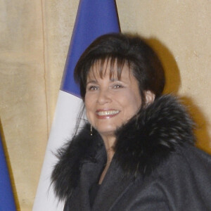 Pierre Nora et Anne Sinclair arrivent au Palais de l'Elysee a Paris le 9 decembre 2013. L'historien Pierre Nora a ete decore Grand officier de la Legion d'honneur par le president Francois Hollande.