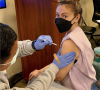 Alyssa Milano reçoit sa première injection de vaccin contre la Covid-19. Avril 2021.