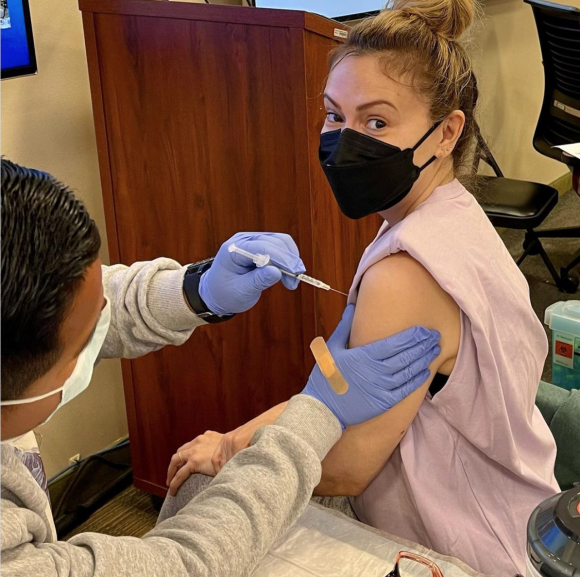 Alyssa Milano reçoit sa première injection de vaccin contre la Covid-19. Avril 2021.