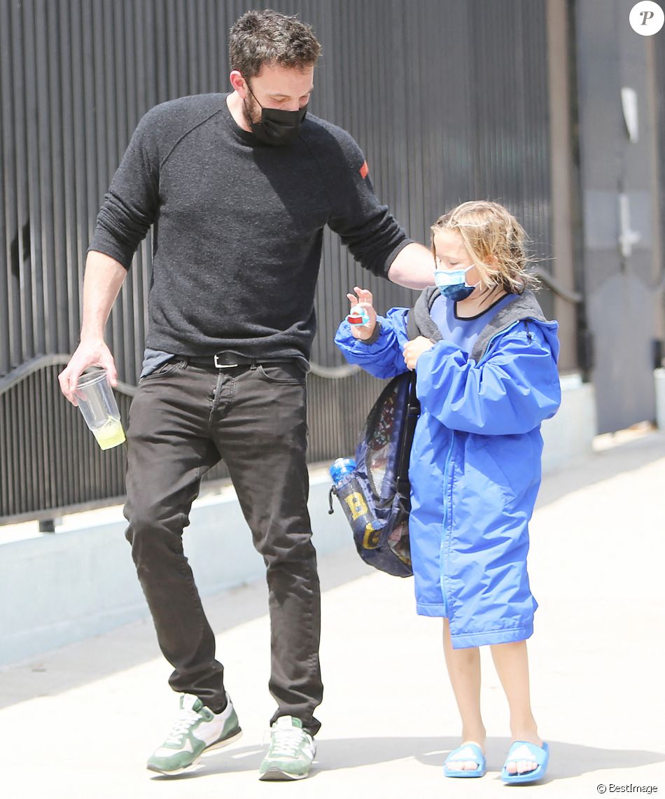 Ben Affleck et son ex-femme Jennifer Garner emmènent leur fils Samuel, 9 ans, à son cours de natation à Los Angeles, le 3 mai 2021.