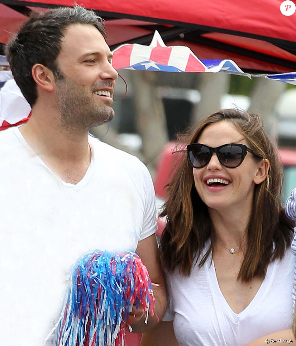 Ben Affleck et Jennifer Garner et leur fille Seraphina regardent la parade du 4 juillet à Pacific Palisades. Leur deuxième fille, Violet, défile.