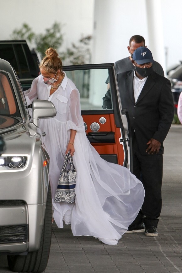 Jennifer Lopez et Alex Rodriguez fêtent la pré Saint-Valentin au Modern Miami Luxury Hotel. Le 10 février 2021.