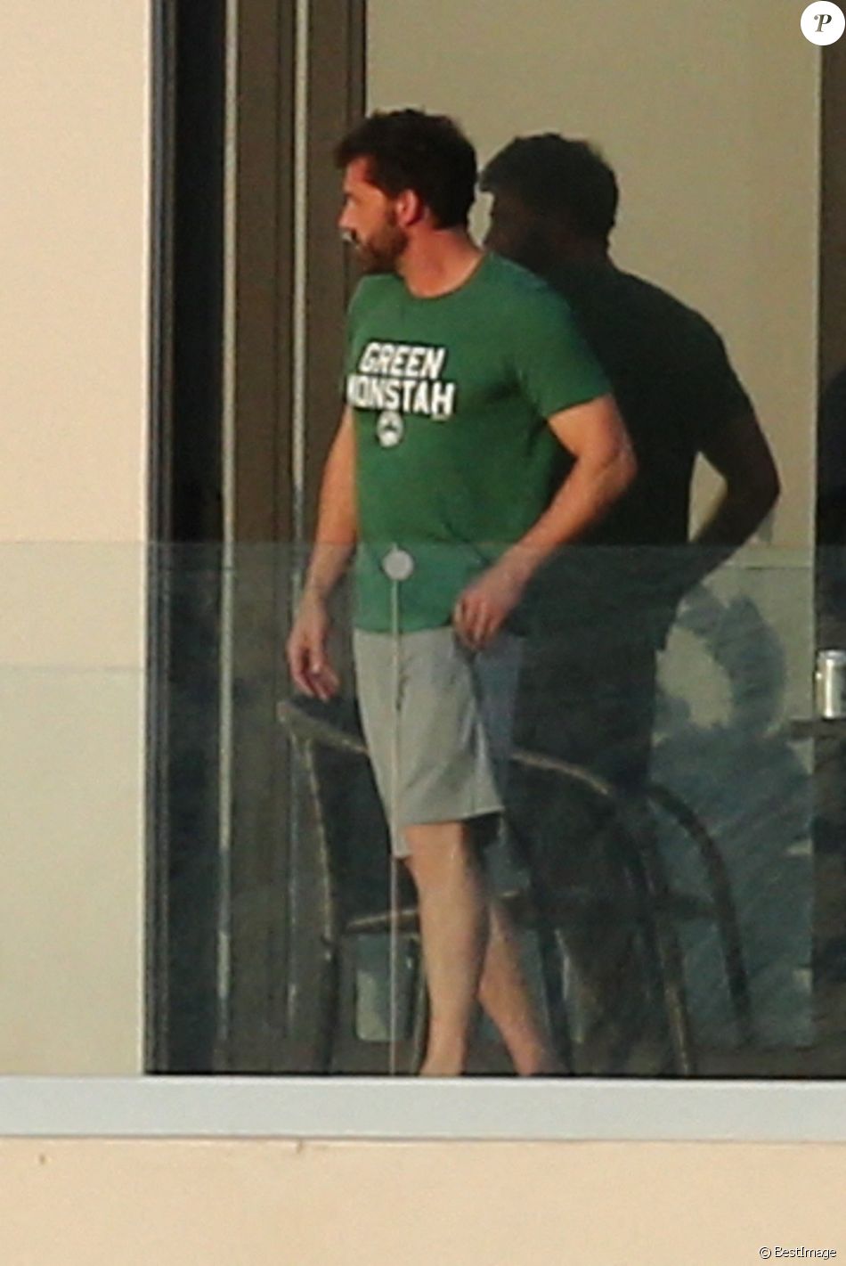 Ben Affleck fume une cigarette sur le balcon de la maison qu'il loue avec Jennifer Lopez à Miami le 25 mai 2021.