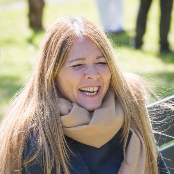 Hélène Rollès - Reprise du tournage de la série "Les Mystères de l'amour" à Cergy-Pontoise. Le 14 mai 2020.