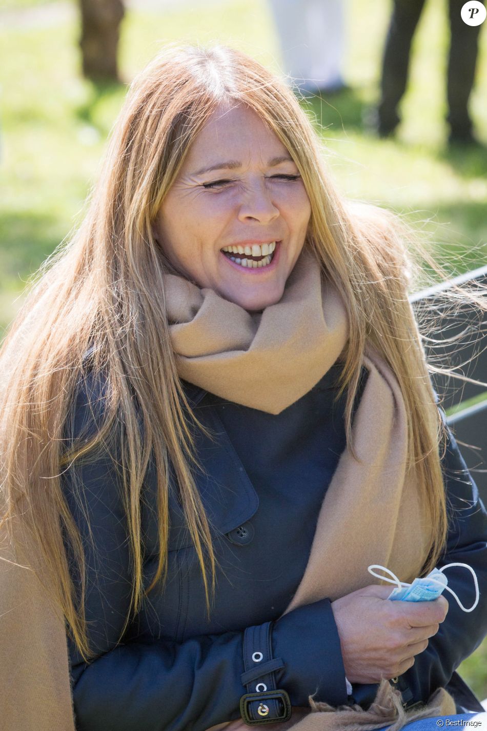 Hélène Rollès - Reprise du tournage de la série "Les Mystères de l'amour" à Cergy-Pontoise. Le 14 mai 2020.