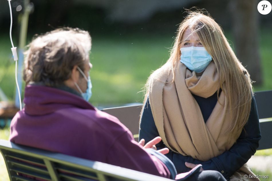 Hélène Rolles et Patrick Puydebat - Reprise du tournage de la série "Les Mystères de l'amour" à Cergy-Pontoise. Le 14 mai 2020.