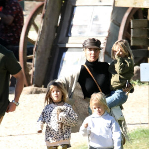 Chris Hemsworth et sa femme Elsa Pataky se baladent avec leurs enfants India, Sasha et Tristan Hemsworth à The Farm à Byron Bay en Australie. Le 11 août 2019 