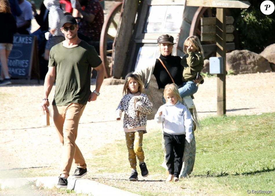 Chris Hemsworth et sa femme Elsa Pataky se baladent avec leurs enfants India, Sasha et Tristan Hemsworth à The Farm à Byron Bay en Australie. Le 11 août 2019