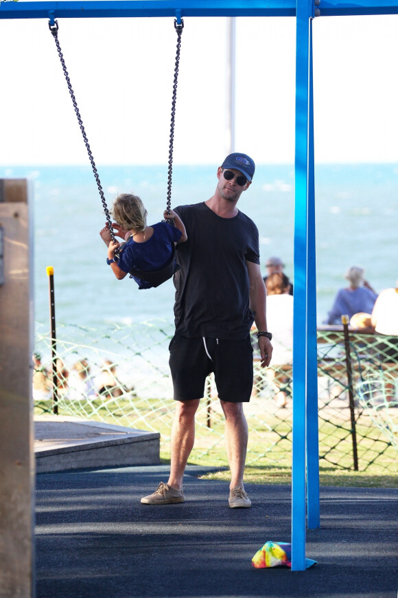 Exclusif - Chris Hemsworth et sa femme Elsa Pataky emmènent leurs enfants Sasha et Tristan jouer au parc à Byron Bay, le 20 octobre 2018.