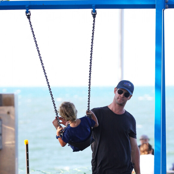 Exclusif - Chris Hemsworth et sa femme Elsa Pataky emmènent leurs enfants Sasha et Tristan jouer au parc à Byron Bay, le 20 octobre 2018.