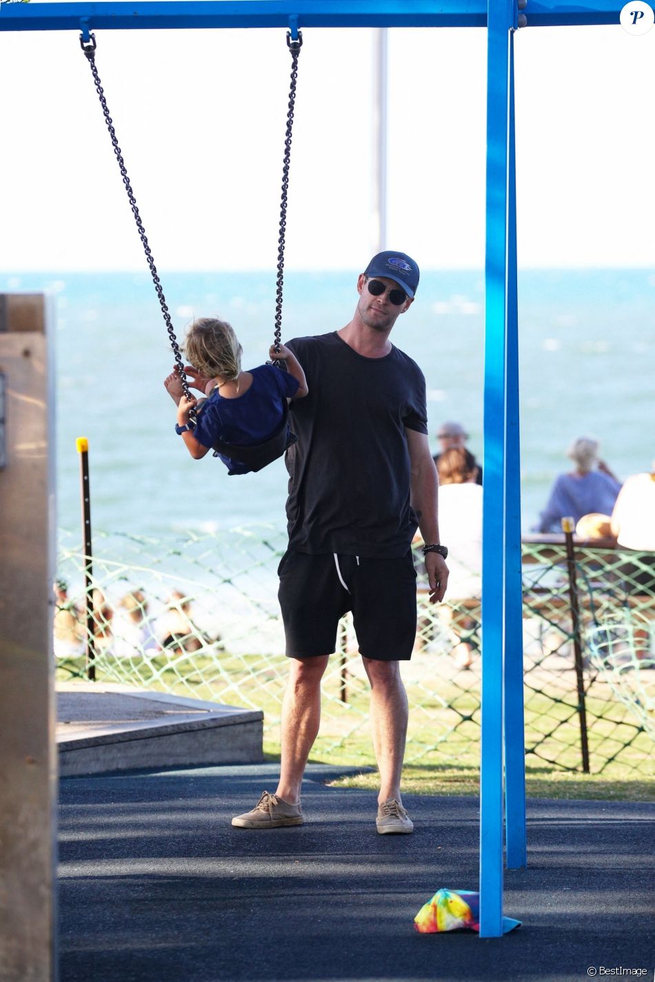 Exclusif - Chris Hemsworth et sa femme Elsa Pataky emmènent leurs enfants Sasha et Tristan jouer au parc à Byron Bay, le 20 octobre 2018.