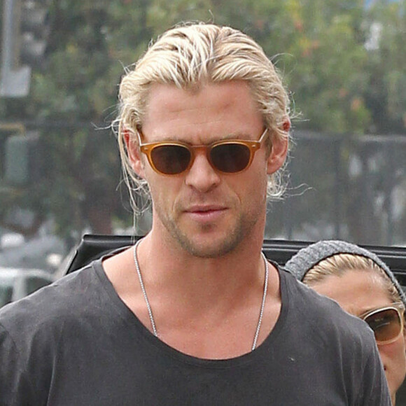 Chris Hemsworth et sa femme Elsa Pataky font du shopping avec leur fille India a Santa Monica le 16 mars 2013. 