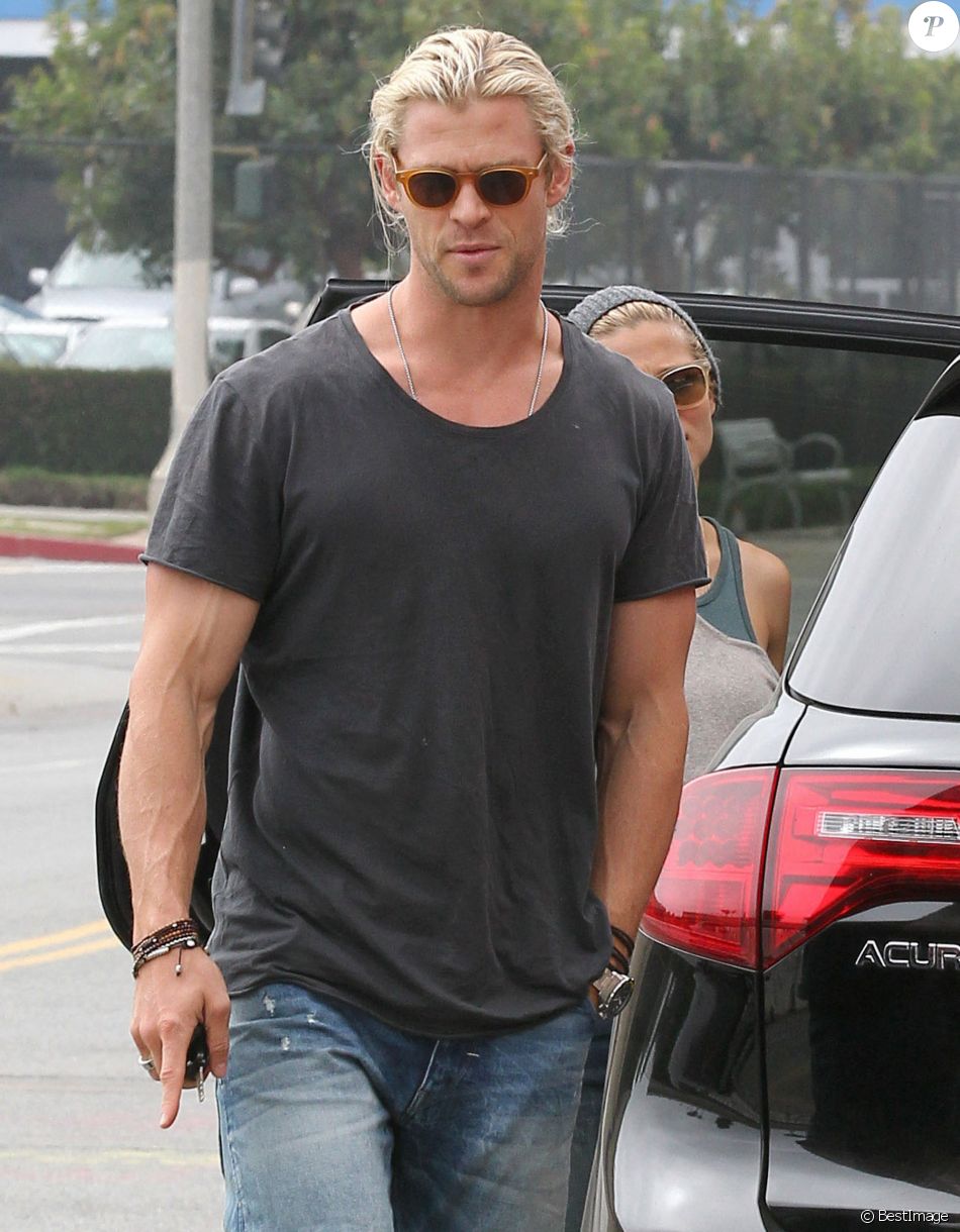 Chris Hemsworth et sa femme Elsa Pataky font du shopping avec leur fille India a Santa Monica le 16 mars 2013.