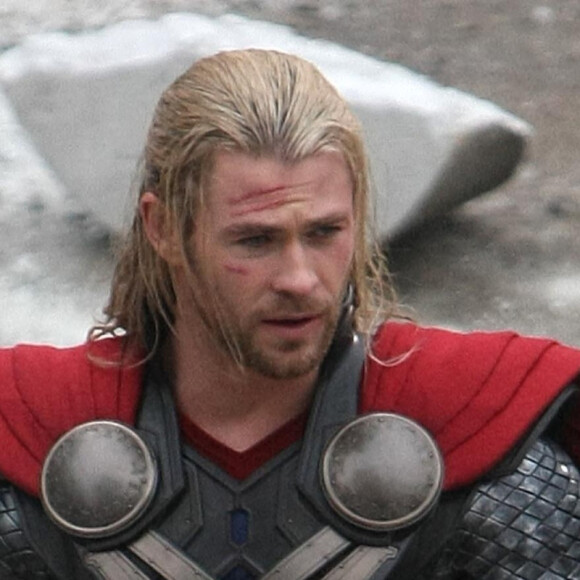 Chris Hemsworth sur le tournage du dernier film Marvel, "Thor : The Dark World". Le 16 novembre 2012 