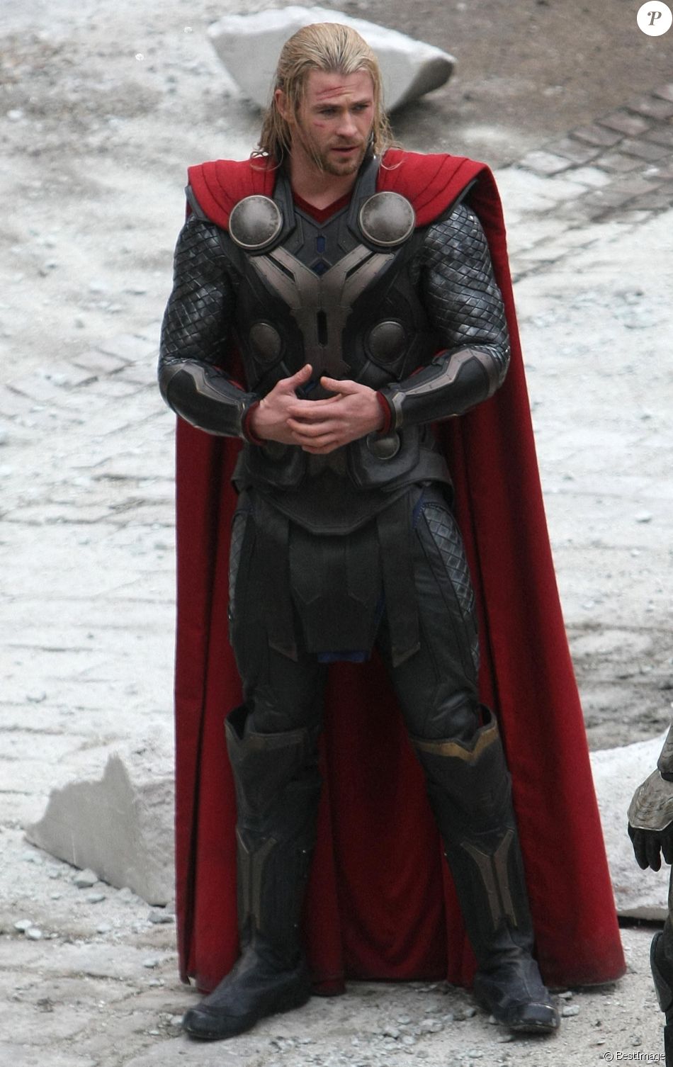 Chris Hemsworth sur le tournage du dernier film Marvel, "Thor : The Dark World". Le 16 novembre 2012