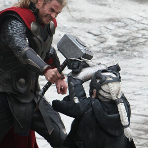 Chris Hemsworth sur le tournage du dernier film Marvel, "Thor : The Dark World". Le 16 novembre 2012 