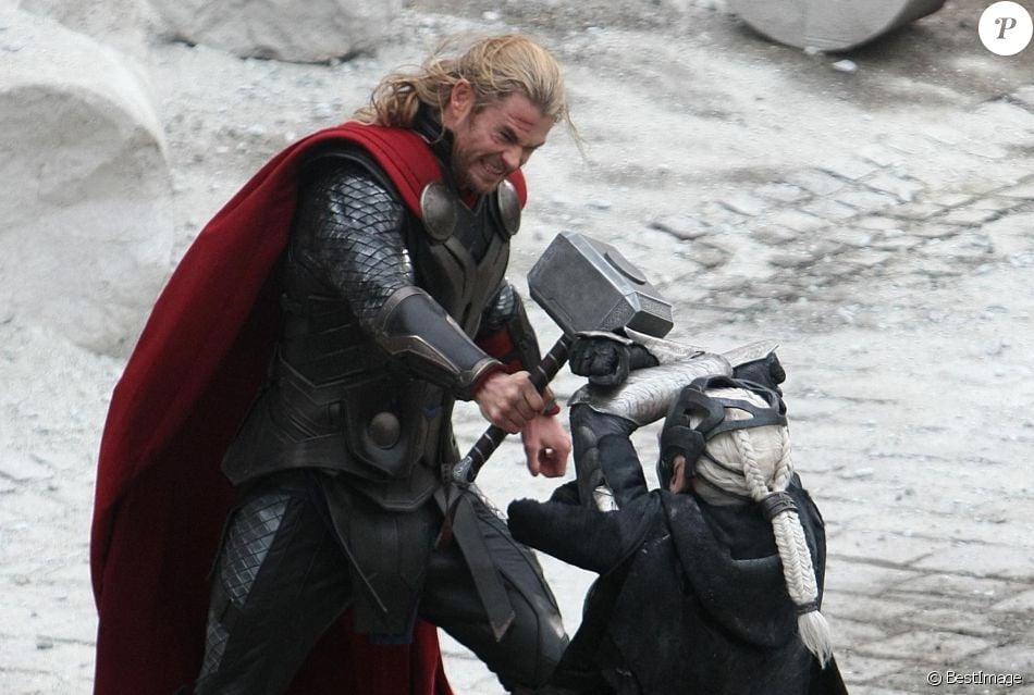 Chris Hemsworth sur le tournage du dernier film Marvel, "Thor : The Dark World". Le 16 novembre 2012