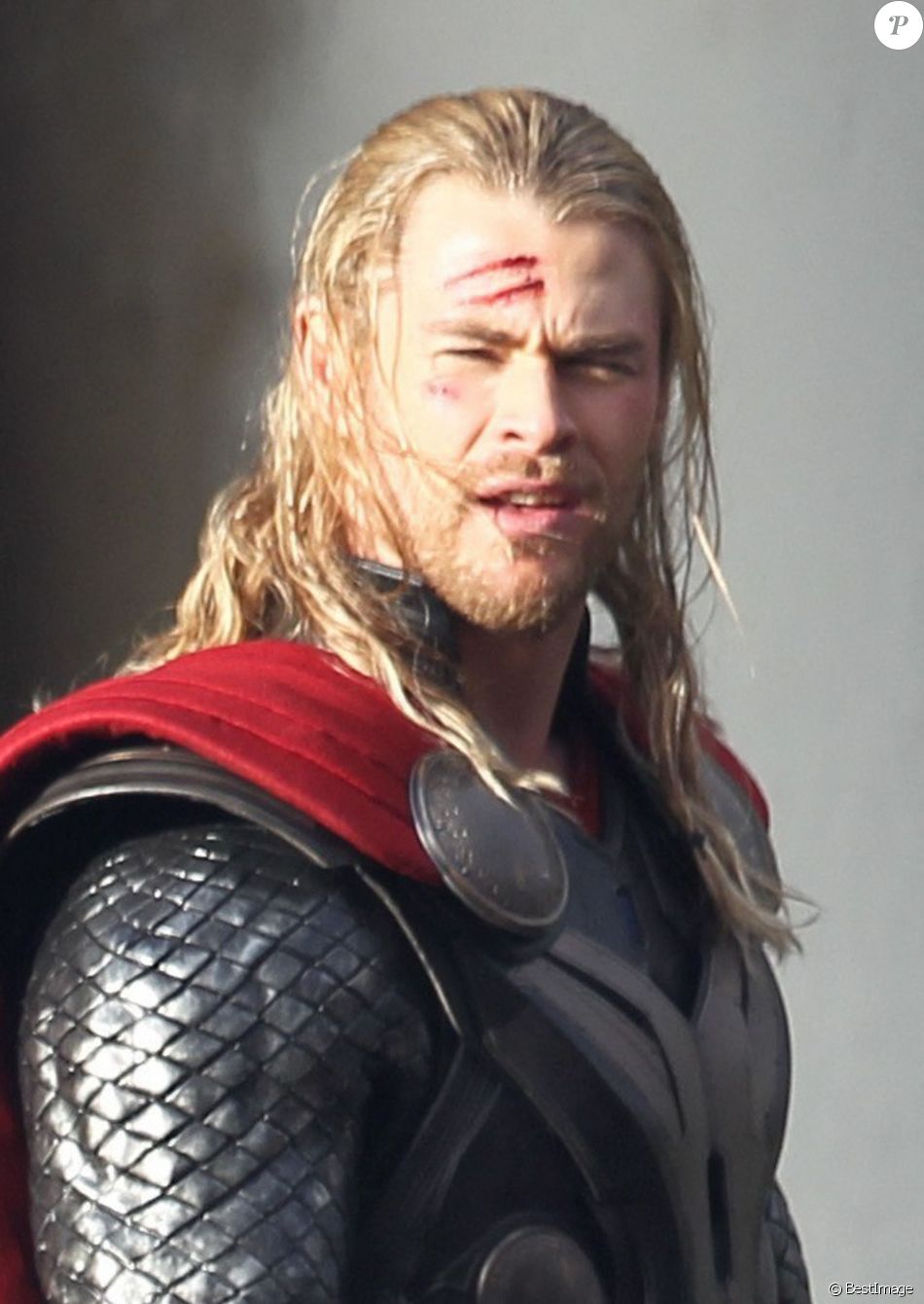 Chris Hemsworth sur le tournage du film "Thor : The dark World". Le 14 novembre 2012