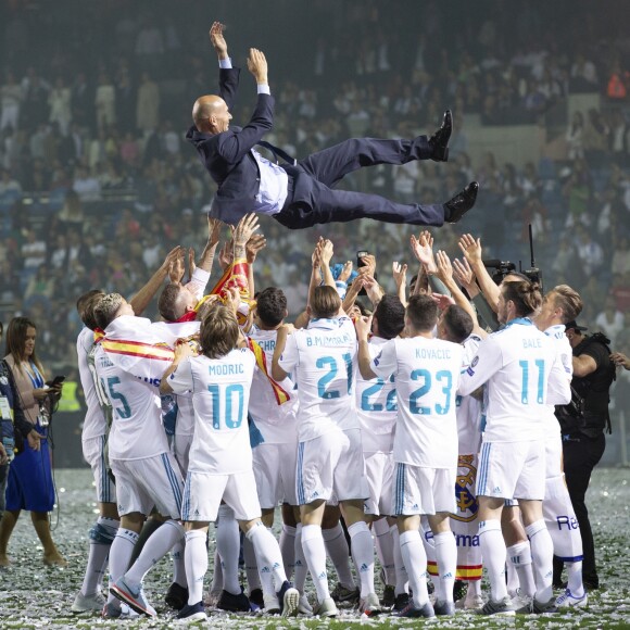Les joueurs du Real Madrid et leur entraîneur Zinedine Zidane fêtent leur victoire en ligue des Champions à Madrid le 26 mai 2018.