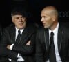 Carlo Ancelotti, l'entraîneur du Real Madrid et son ex-assistant Zinédine Zidane à Madrid, le 18 août 2013. 