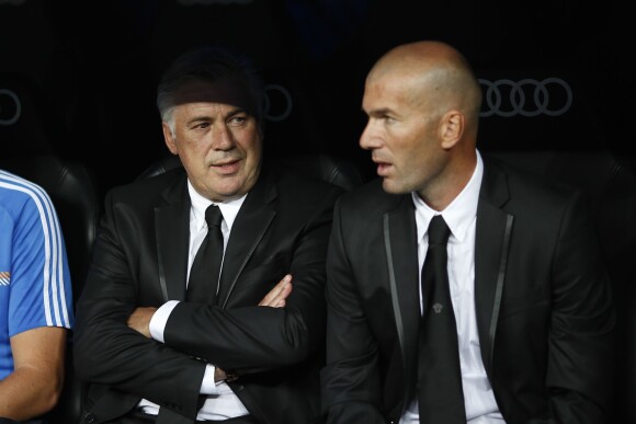 Carlo Ancelotti, l'entraîneur du Real Madrid et son ex-assistant Zinédine Zidane à Madrid, le 18 août 2013. 