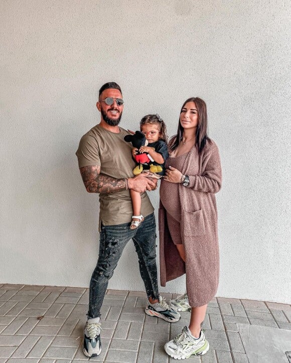 Liam Di Benedetto, enceinte, avec son mari Christophe et sa fille Joy, à Dubai
