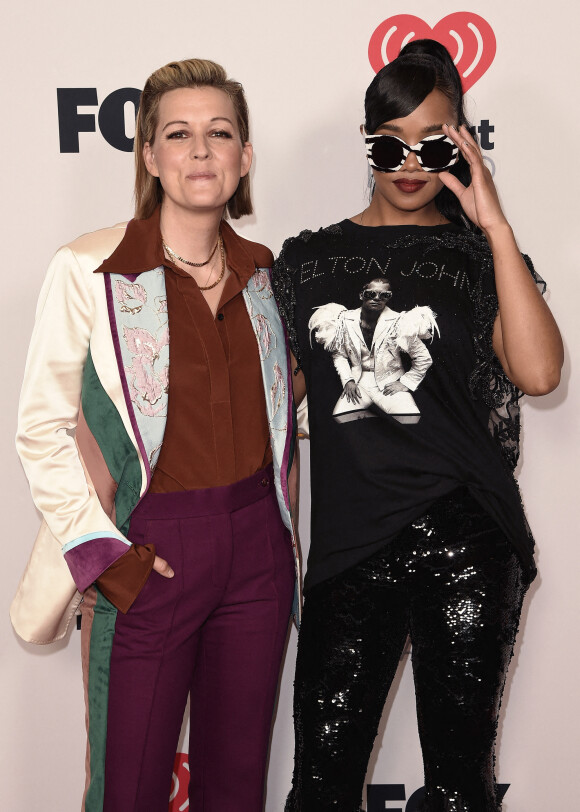 Brandi Carlile et H.E.R. assistent à la cérémonie des iHeartRadio Music Awards 2021 au Dolby Theatre. Los Angeles, le 27 mai 2021.