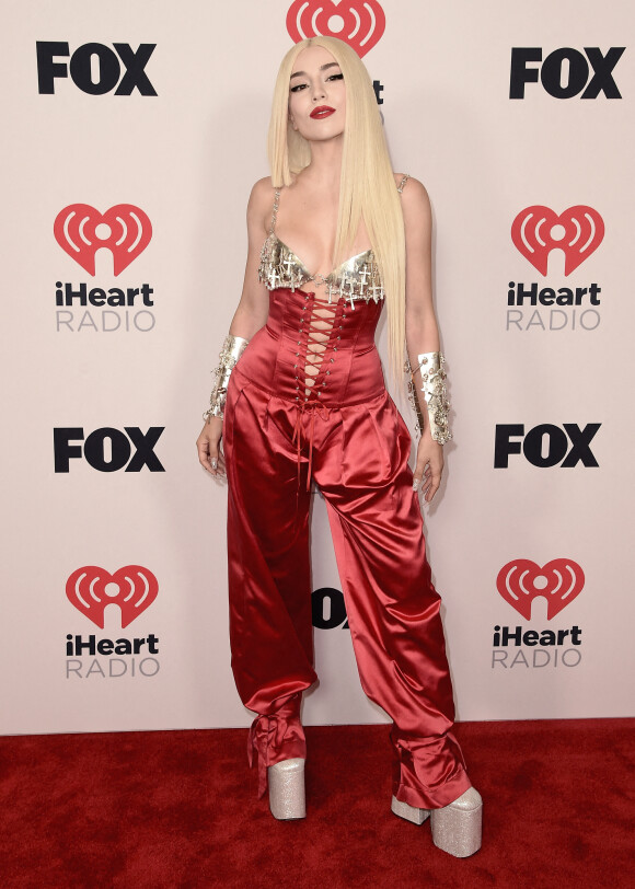 Ava Max assiste à la cérémonie des iHeartRadio Music Awards 2021 au Dolby Theatre. Los Angeles, le 27 mai 2021.