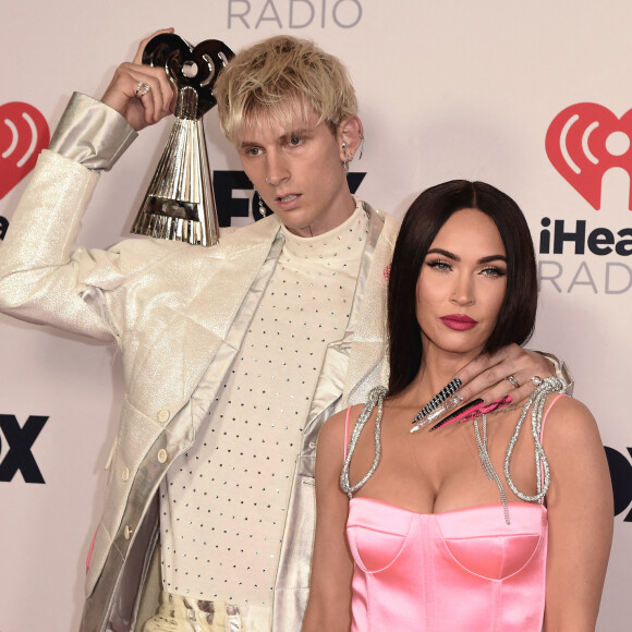 Megan Fox et son compagnon Machine Gun Kelly (lauréat de l'award du Meilleur album de rock alternatif) assistent à la cérémonie des iHeartRadio Music Awards 2021 au Dolby Theatre. Los Angeles, le 27 mai 2021.