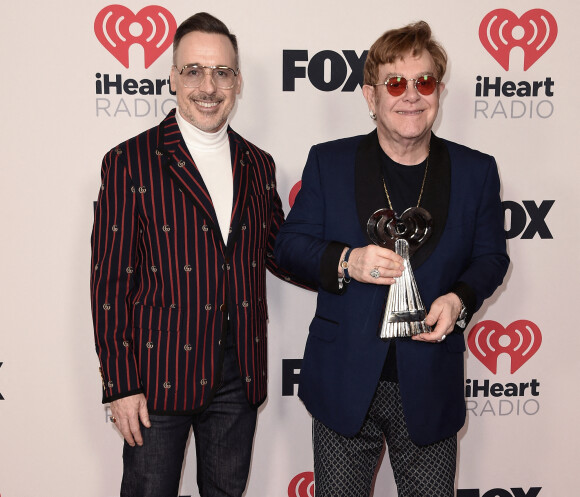 Elton John (et son iHeart Icon Award) et son mari David Furnish assistent à la cérémonie des iHeartRadio Music Awards 2021 au Dolby Theatre. Los Angeles, le 27 mai 2021.