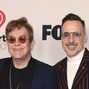 Elton John et son mari David Furnish assistent à la cérémonie des iHeartRadio Music Awards 2021 au Dolby Theatre. Los Angeles, le 27 mai 2021.