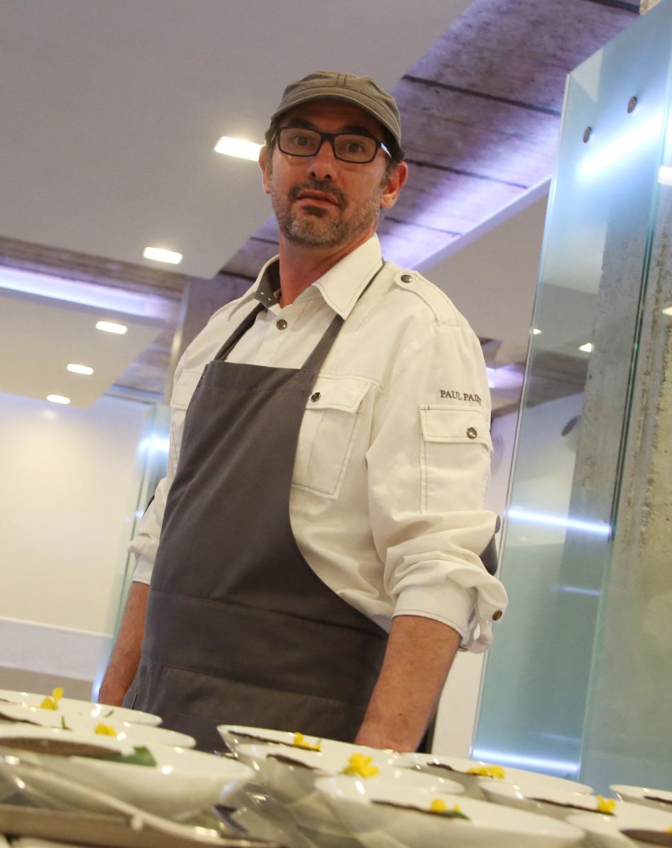 Le chef Paul Pairet à la 1ère édition des "Plumes d'Or du Vin et de la Gastronomie" au Pavillon Vendôme à Paris.