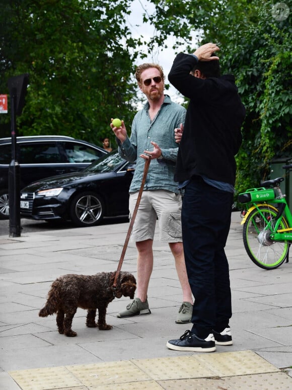 Damian Lewis prend un verre avec des amis dans le quartier de Primrose Hill, avant de promener son chien à Londres, le 7 juillet 2020.