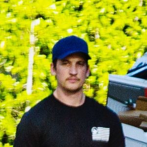 Exclusif - En période de confinement Miles Teller fait du rangement dans sa maison à Los Angeles pendant l'épidémie de Coronavirus Covid-19 le 14 avril 2020