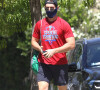 Miles Teller (Top Gun : Maverick) est sur le chemin de la salle de gym à Los Angeles avec un masque de protection contre le coronavirus (COVID-19) le 15 juin 2020.