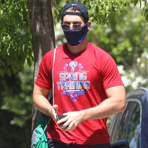 Miles Teller (Top Gun : Maverick) est sur le chemin de la salle de gym à Los Angeles avec un masque de protection contre le coronavirus (COVID-19) le 15 juin 2020.