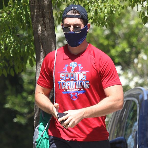Miles Teller (Top Gun : Maverick) est sur le chemin de la salle de gym à Los Angeles avec un masque de protection contre le coronavirus (COVID-19) le 15 juin 2020.