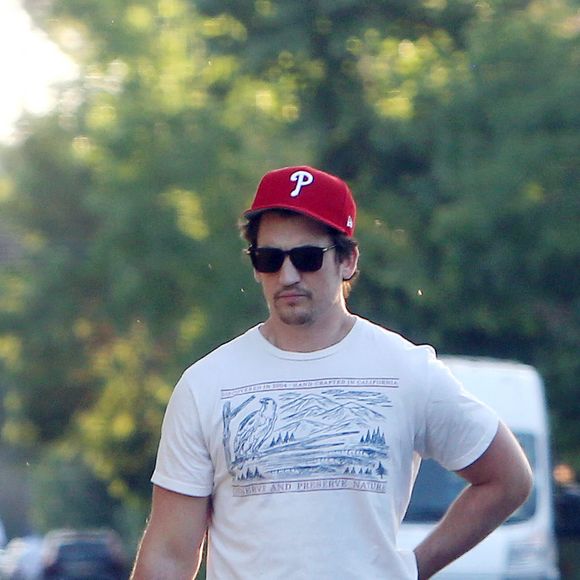 Exclusif - Miles Teller fait un tour à pied dans son quartier en fin d'après-midi à Los Angeles le 23 juin 2020. 