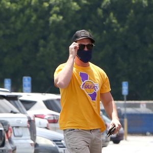 Miles Teller se balade à Los Angeles en Ford Bronco le 25 juin 2020. 