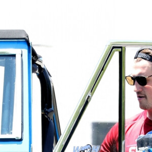 Exclusif - Miles Teller remonte à bord de sa voiture après son cours de gym à Los Angeles, le 30 juin 2020. 