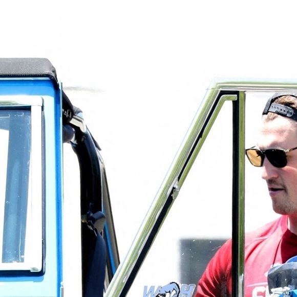 Exclusif - Miles Teller remonte à bord de sa voiture après son cours de gym à Los Angeles, le 30 juin 2020. 