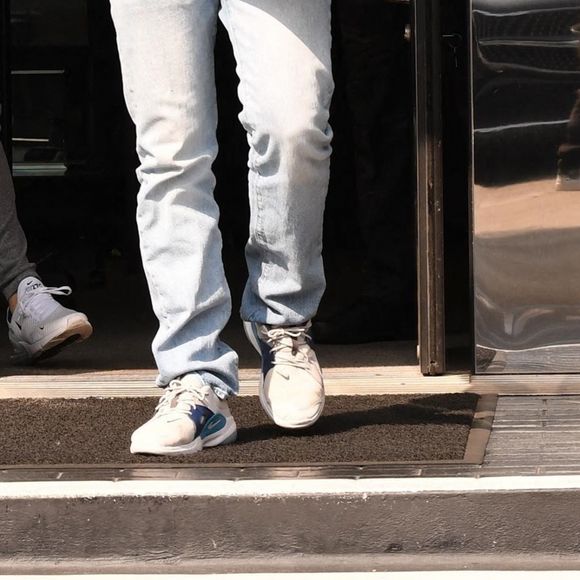 Exclusif - Miles Teller est allé faire du shopping chez "XIV Karats ltd." à Los Angeles, le 9 octobre 2020. 