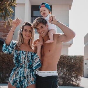 Hillary Vanderosieren, candidate de télé-réalité, est heureuse avec son fiancé Giovanni Bonamy et leur adorable fils Milo.