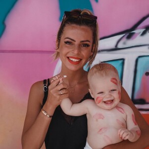 Hillary Vanderosieren, candidate de télé-réalité, est heureuse avec son fiancé Giovanni Bonamy et leur adorable fils Milo.